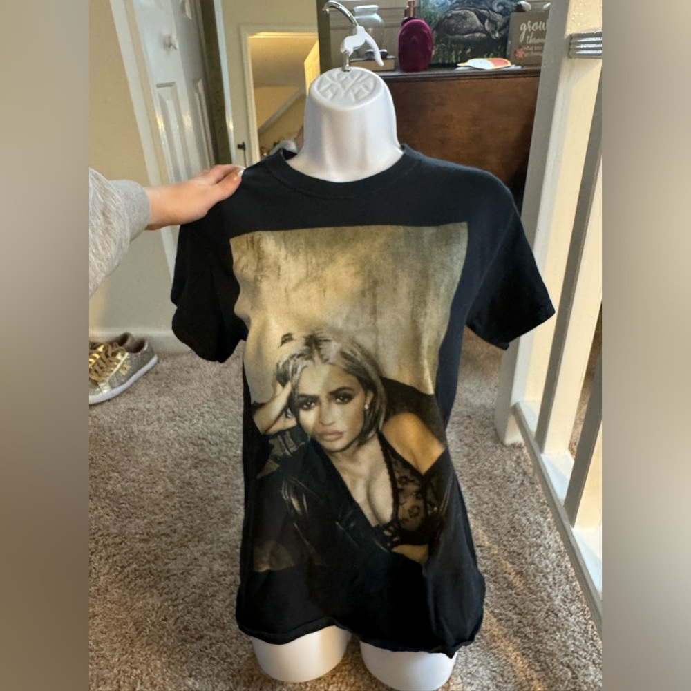 Kylie Jenner Brand Shirt Pouting Face Small/Medium fit
